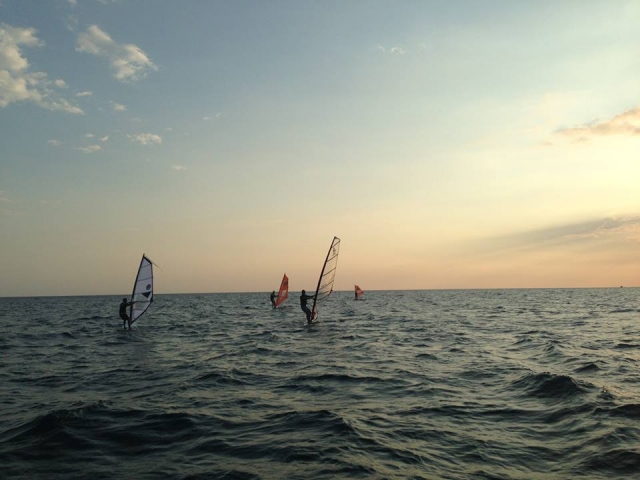 tres personas windsurf
